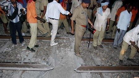 73 killed by maoists in India