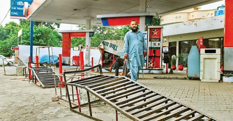 Overcharging commuters: Making most of CNG closure