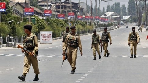 Crisis talks as violence rocks Kashmir