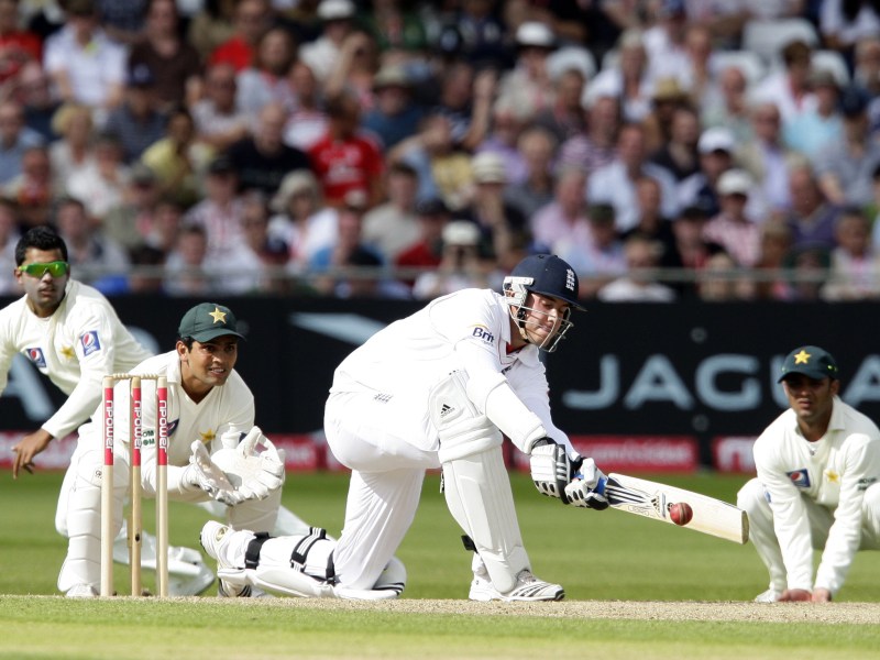 Pakistan lose three chasing 435