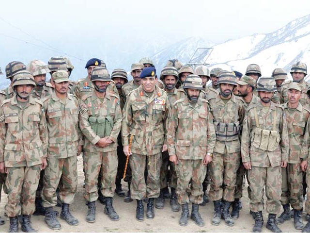 Gen Kayani visits troops in Azad Kashmir