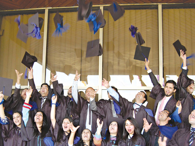 Over 600 graduate from COMSATS