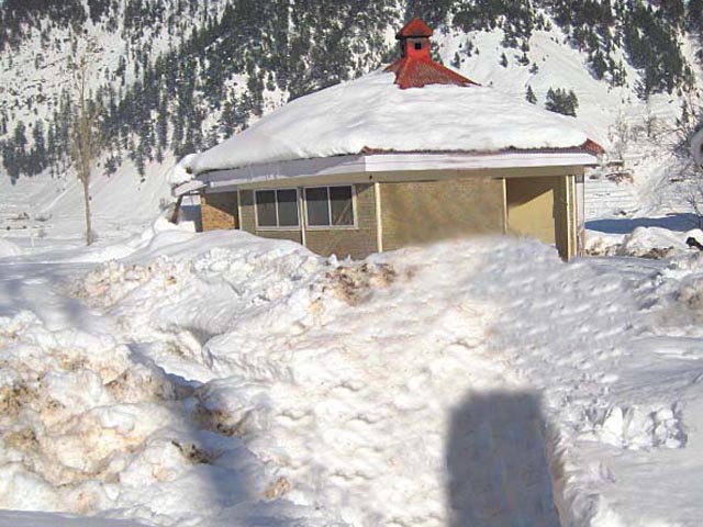 Winter’s first snowfall: Snowfall breaks dry spell but causes road blocks
