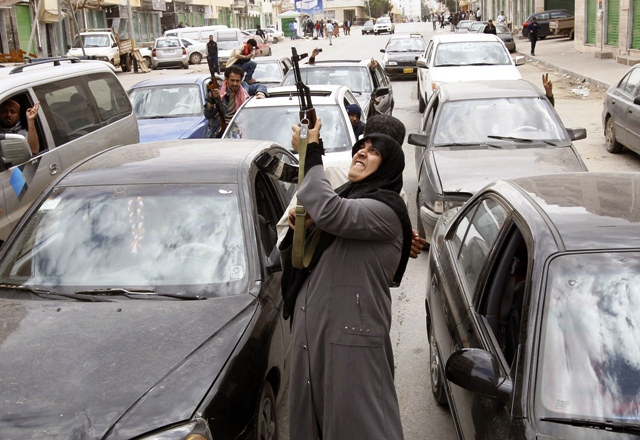 Qaddafi defiant as fighting tears Libyan rebel stronghold