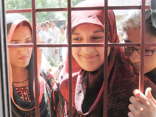 1,500 anxious students line up