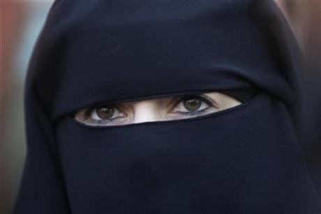 Italy approves draft law banning veil