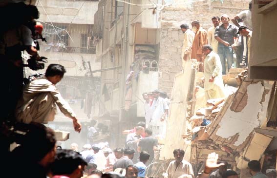 Rescue work continues: Building made at Partition decides to finally give in