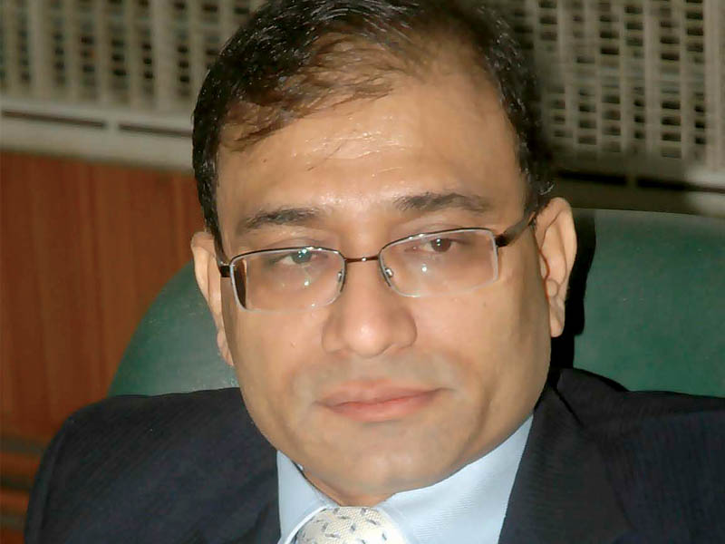 A day in the life of: Slew of orders, threats as Karachi administrator checks projects