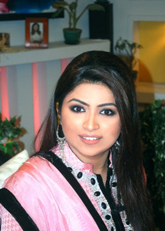 Teary-eyed Maya Khan renders apology