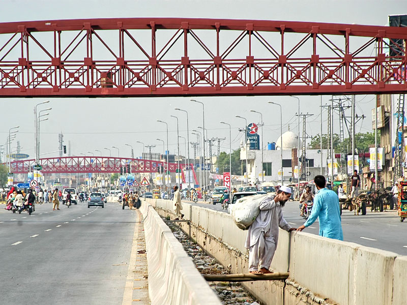 Jay walking: Pedestrians ignore Rs332m worth of bridges