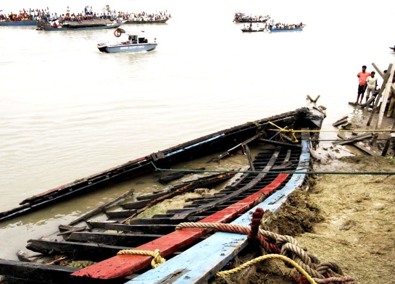 India ferry disaster leaves 200 dead, missing