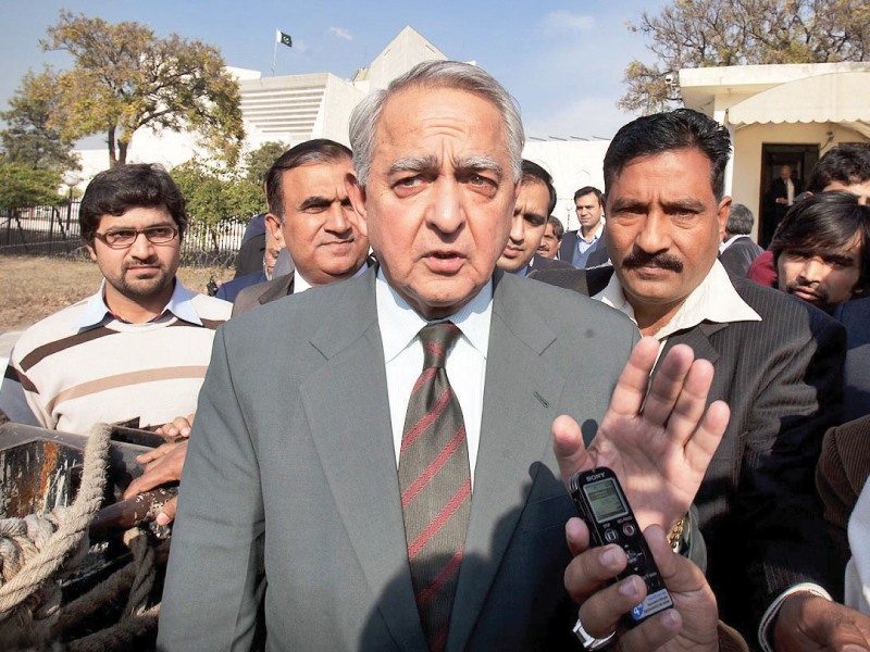 NAB Chairman Admiral (retd) Fasih Bokhari addresses the media outside the court. PHOTO: ONLINE