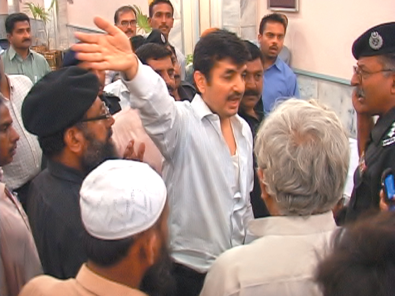 Al-Abbas Sugar CEO Shunaid Qureshi’s hostile questions, posed to the JS management, prompted the police to forcibly remove him from the premises. SOURCE: EXPRESS NEWS
