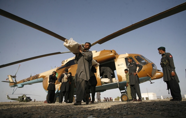 A paramilitary soldier carries a tent for survivors of an earthquake after unloading it from a helicopter in the town of Mashkeel, Balochistan, near the Iranian border April 18, 2013. PHOTO: REUTERS