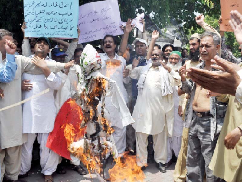 Staff members of E&T took part in APCA’s protest against government’s decision to not increase salaries of government employees.  PHOTO: RIAZ AHMED, SHAFIQ MALIK/EXPRESS