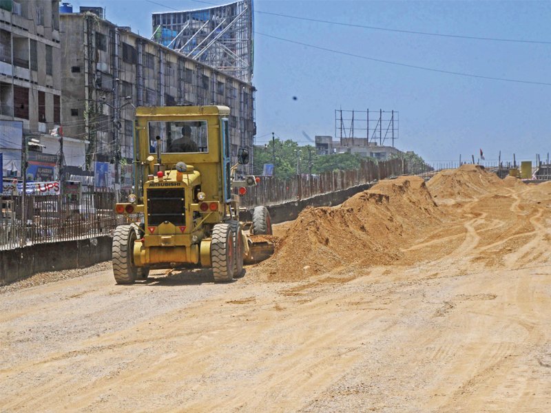 The under-construction flyover at Ayesha Manzil is causing a lot of health problems, according the residents and business owners of the vicinity. PHOTO: MOHAMMAD SAQIB/EXPRESS