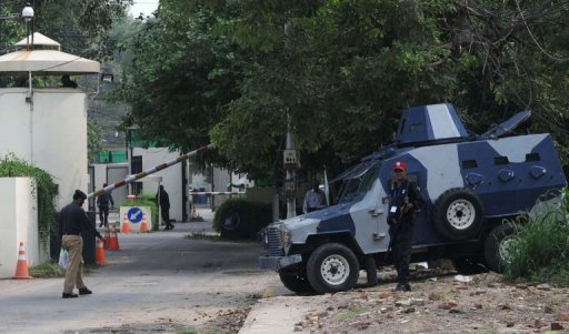 Pakistani security guards the US consulate in Lahore on August 5, 2013.Intercepts between Al-Qaeda chief Ayman Al-Zawahiri and the leader of the group's Yemen affiliate sparked Washington's closure of US missions overseas and global travel alert. PHOTO: AFP