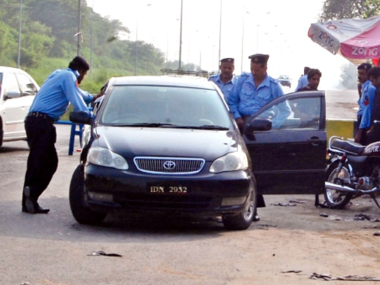 The Islamabad Police were directed to increase security across the capital’s check posts in the wake of potential terrorist threats. PHOTO: MUHAMMAD JAVAID/EXPRESS
