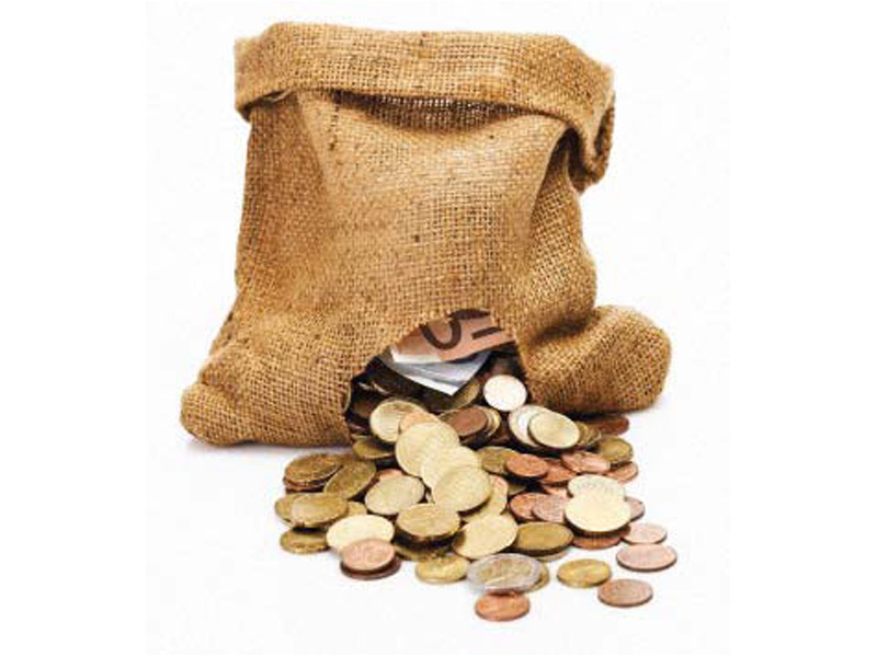 Falling short: Rs492b was the amount the FBR was targeting to collect in the first quarter against which it got Rs465b. PHOTO: FILE