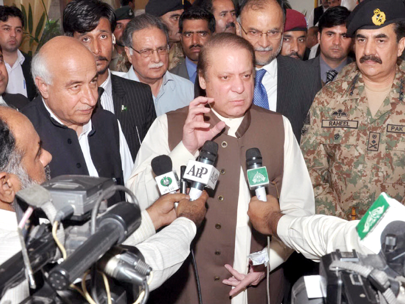 Prime Minister Nawaz Sharif, flanked by Balochistan CM Dr Malik Baloch and General Raheel Sharif, addresses the media in Gwadar. PHOTO: BANARAS KHAN/EXPRESS