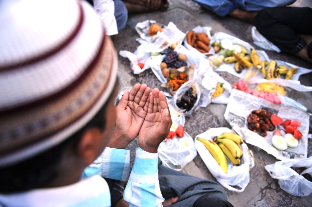 Christians begin Lent, Muslims observe first fast