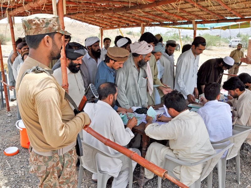 IDPs migrating from Mir Ali are being registered at Khajori check post. PHOTO: APP