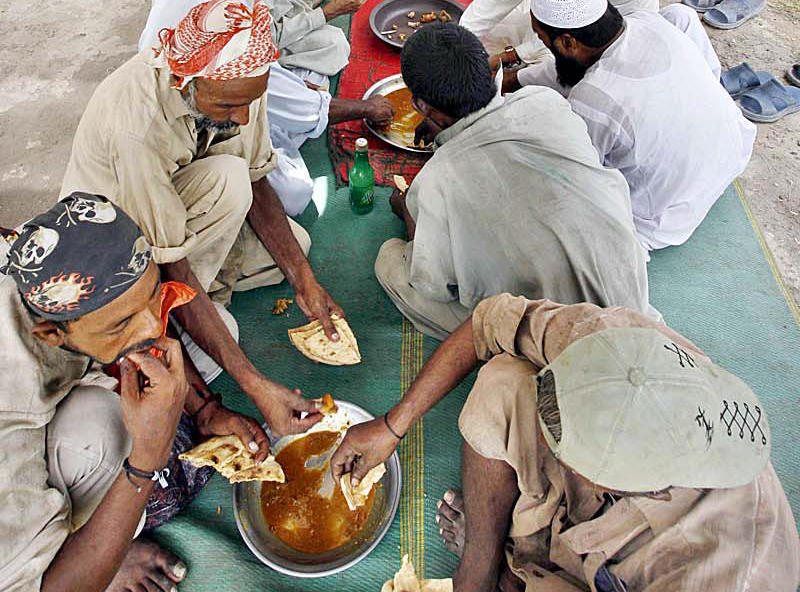 Pakistanis spend nearly half of their income on food: Report