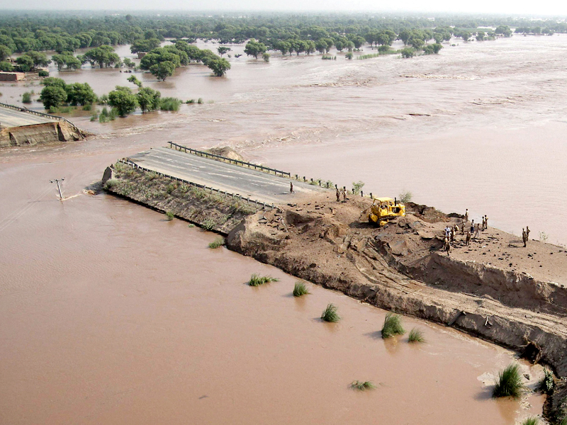 Dyke dynamited to protect Multan
