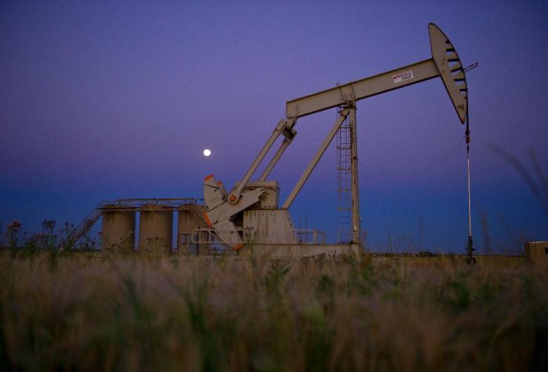 US crude oil prices fall by more than $7 a barrel