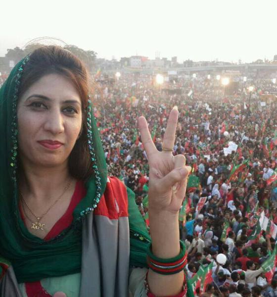 Female PTI activist fights off mob