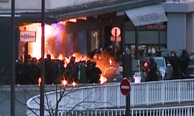 A screengrab taken from an AFP TV video shows members of the French police special forces launching the assault at a kosher grocery store in Porte de Vincennes, eastern Paris, on January 9, 2015. PHOTO: AFP