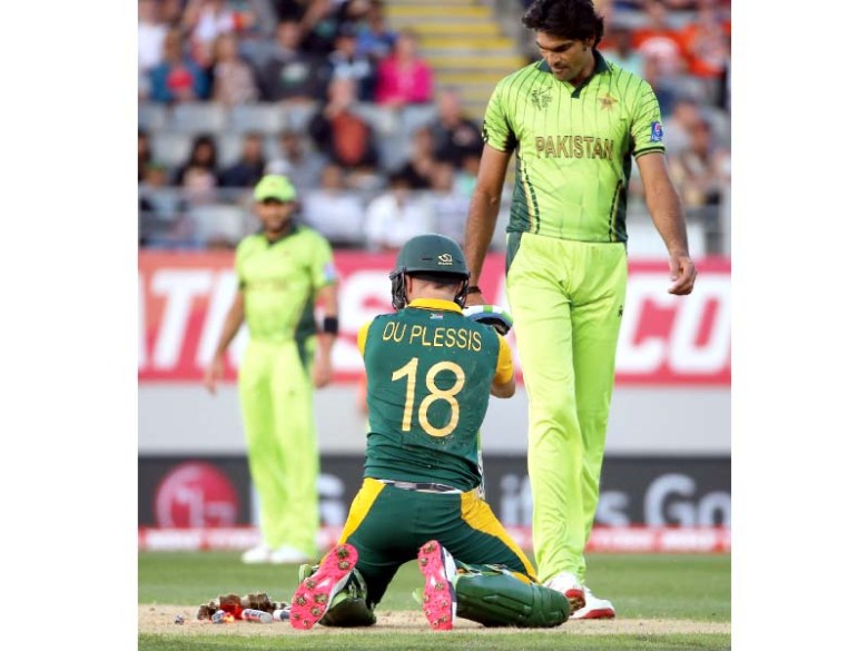 Du Plessis and Muhammad Irfan look at the stumps after the South African batsman slides into the crease. PHOTO: AFP