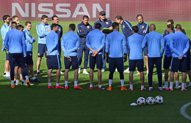 Atletico Madrid's Argentinian coach Diego Simeone (C) and his players take part in a training session at Vicente Calderon stadium in Madrid on April 13, 2015 on the eve of their UEFA Champions League quarter final first leg football match against Real Madrid. PHOTO: AFP