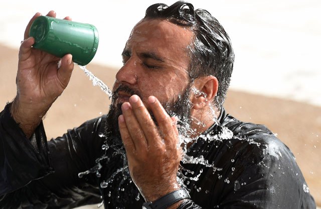 Karachi in grip of hot weather