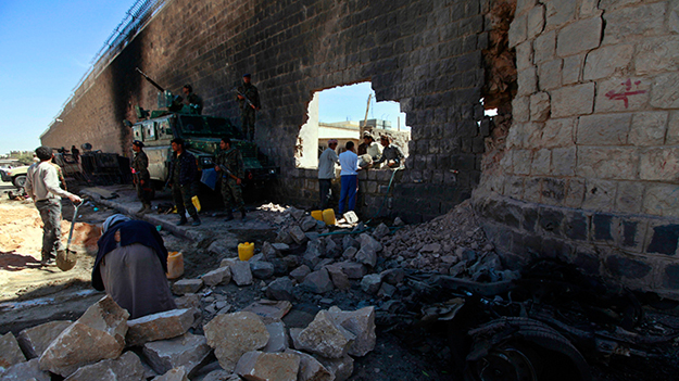 Groups of al Qaeda supporters today attacked the central prison in the city of Taiz. PHOTO: REUTERS