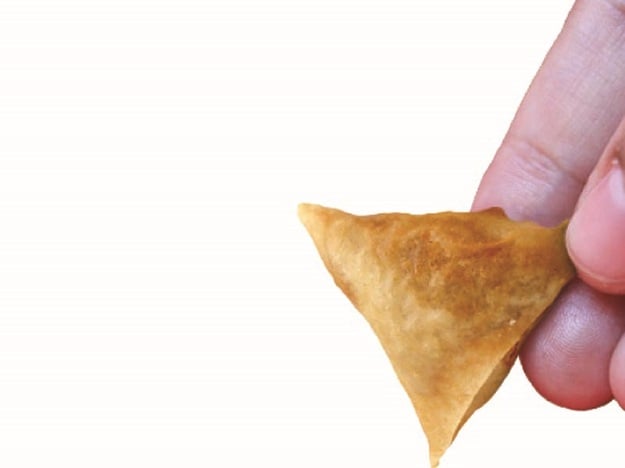 Owner claims he sells 1,500 to 2,000 samosas daily, with each costing Rs2 only. DESIGN: NABEEL KHAN