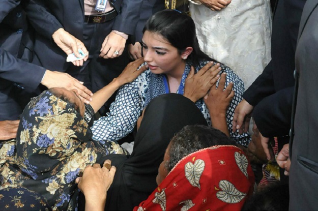 As Aseefa tweets about her visit to Lyari, residents complain of the govt’s inaction. PHOTO: PPI