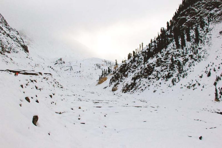 THE FIRST RAYS OF SUNLIGHT ADD A TOUCH OF WARMTH TO THIS OTHERWISE ICY LANDSCAPE. PHOTOS : VASIQ EQBAL