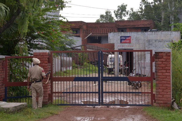 Indian Army personnel take position during an encounter with armed attackers at the police station in Dinanagar town, in the Gurdaspur district of Punjab state on July 27, 2015. PHOTO: AFP