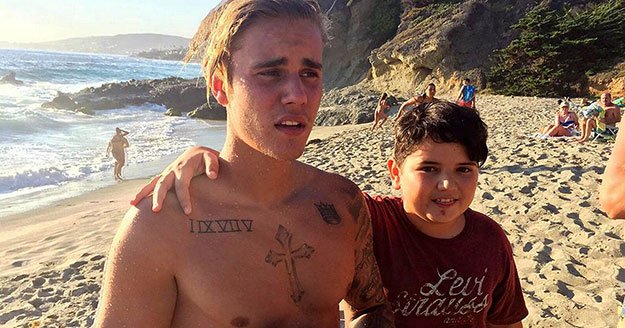 A boy was able to provide a towel to the singer. PHOTO: MIRROR