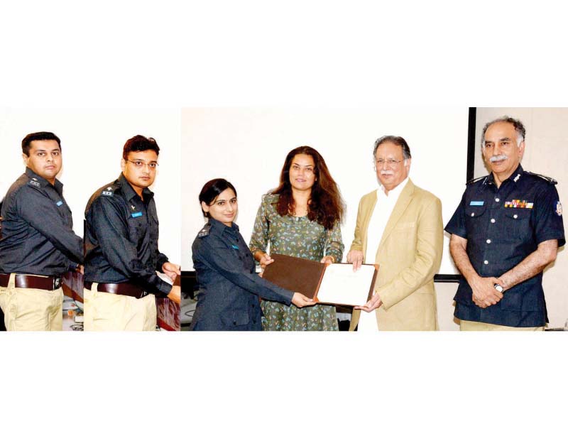 Pervaiz Rashid distributes certificates among participants of Counter Terrorism Strategic Communication course at the National Police Academy. PHOTO: APP