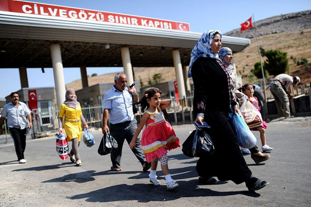 Syrian refugees arrive at Turkey from Cilvegozu crossing gate at Reyhanli, in Antakya. PHOTO: AFP