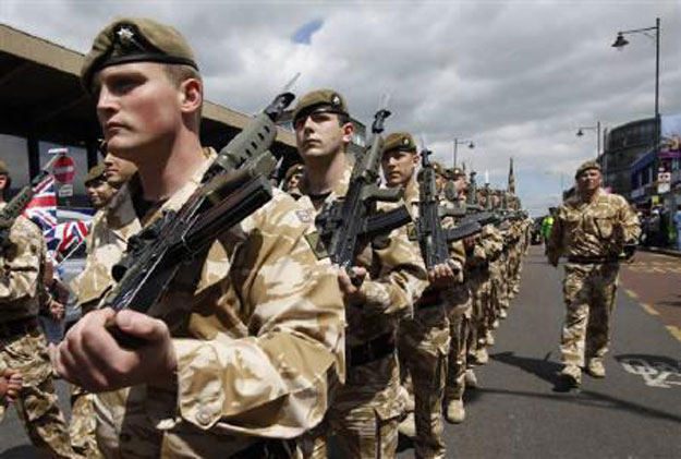 British Army soldiers of the 1st Battalion ''Vikings'', Royal Anglian Regiment, who recently returned from a combat tour in Afghanistan, march with bayonets fixed through the London suburb of Barking June 15, 2010. PHOTO: REUTERS