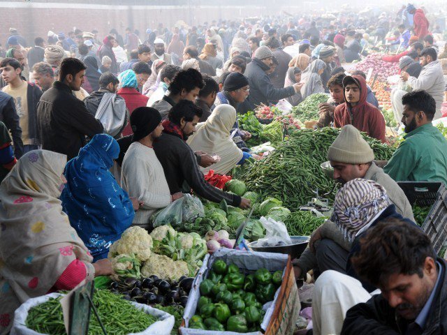 SBP-IBA Consumer Confidence Index registers 1.6% increase over two months. PHOTO: ZAHOORUL HAQ/EXPRESS