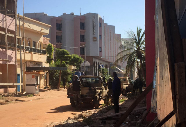 Malian troops take position outside the Radisson Blu hotel in Bamako on November 20, 2015. Gunmen went on a shooting rampage at the luxury Radisson Blu hotel in Mali's capital Bamako, seizing 170 guests and staff in an ongoing hostage-taking, the hotel chain said. PHOTO: AFP
