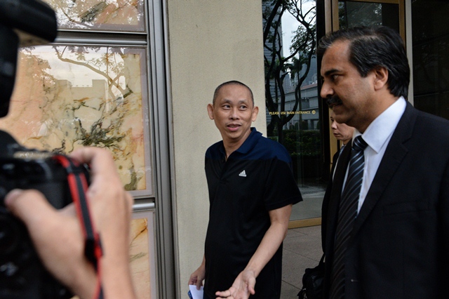Dan Tan (C), also known as Tan Seet Eng, who was arrested in September 2013 and held under a special law designed to fight gangsters, leaves the Supreme court in Singapore on November 25, 2015, following his release after the Court of Appeal ruled that he posed no danger to public safety and order. A Singaporean businessman accused by Interpol of running a global football match-fixing ring was ordered freed by the city-state's highest court on November 25 after more than two years of detention without trial. AFP PHOTO / ROSLAN RAHMAN