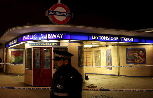 Police officers investigate a crime scene at Leytonstone underground station in east London, Britain December 6, 2015. PHOTO: REUTERS