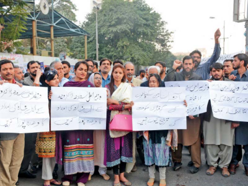 Protesters gathered outside the Karachi Press Club to demand the arrest of the killers of the University of Karachi’s Dr  Wahidur Rehman, also known as Yasir Rizvi. Nine months have passed since his assassination but the police are no closer to solving the case. PHOTO: MOHAMMAD AZEEM/EXPRESS