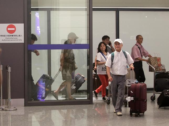 Chinese airline passengers start transiting Taiwan. TAIPEI. Passengers arrive at the Taoyuan International Airport, in northern Taiwan, May 14, 2014. PHOTO: REUTERS