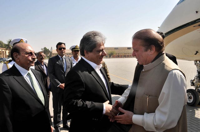 Prime Minister Nawaz Sharif is being received by Sindh Governor Dr Ishratul Ebad Khan and Sindh Chief Minister Syed Qaim Ali Shah at Karachi airport on February 26, 2016. PHOTO: PID